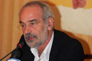 Για προσβολή εθνικού συμβόλου κατηγόρησε τον Κώστα Καραμανλή ο Αλ.Αλαβάνος