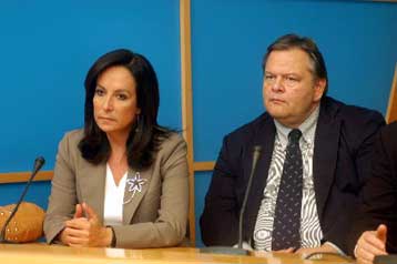 Σε κρίση ηγεσίας το ΠΑΣΟΚ με τα χαμηλότερα ποσοστά από το 1981