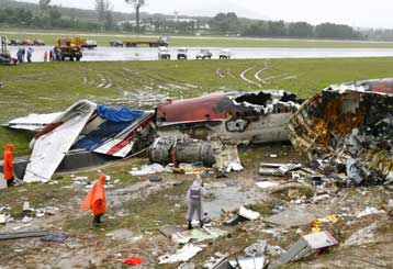 Αναζητούνται οι αιτίες του αεροπορικού δυστυχήματος στο Πουκέ που κόστισε δεκάδες ζωές