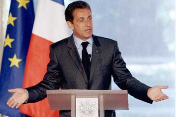 Αυστηρότερο νομοθετικό πλαίσιο για τη μετανάστευση συζητά η γαλλική Βουλή