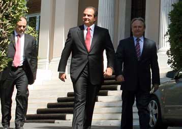 Με υπερυπουργούς και με μικρές αλλαγές η νέα κυβέρνηση