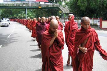 Οι βουδιστές μοναχοί ξεσηκώνονται κατά της στρατιωτικής χούντας στη Μιανμάρ