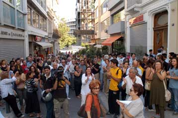 Πορεία κατοίκων της Καισαριανής για να μην χτιστεί τίποτα στον Υμηττό
