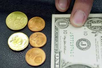 Tο ιστορικό ρεκόρ του 1,40 δολαρίου έσπασε η ισοτιμία του ευρώ