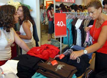 Τριήμερο ειδικών τιμών από την Πέμπτη στο πλαίσιο της «Ημέρας Ελληνικού Εμπορίου»