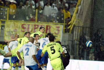 Ο Αρης άντεξε στη βροχή και στη Σαραγόσα και με 1-0 ελπίζει στην πρόκρισή του