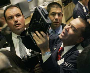 Ρευστοποιήσεις σε Γουόλ Στριτ και ευρωπαϊκά χρηματιστήρια την Πέμπτη