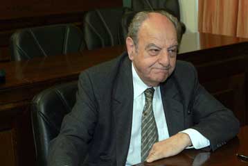 Εξετάζεται νομοθετική ρύθμιση που θα δείχνει την πόρτα εξόδου στον Γ.Ζορμπά