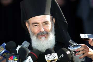 Σε αναζήτηση μοσχεύματος για τον Αρχιεπίσκοπο, ένα μήνα μετά τη μετάβαση στο Μαϊάμι