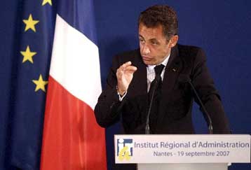 Ακόμη και έλεγχοι DNA στο νόμο Σαρκοζί για τους συγγενείς μεταναστών