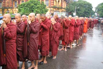 Συμβολική πορεία προς την οικία της αγωνίστριας Αούνγκ Σαν Σούου Κίι στη Μιανμάρ