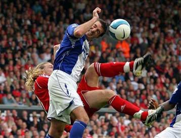 Συνεχίζει τους «κανιοβολισμούς» η Αρσεναλ, έχασε έδαφος η Λίβερπουλ