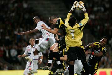 Πρώτο «τρίποντο» για τη Σοσό, ακόμα ένα στραβοπάτημα για τη Λιόν