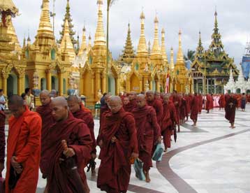 Νέα πρωτοφανής σε όγκο διαδήλωση βουδιστών μοναχών στη Μιανμάρ