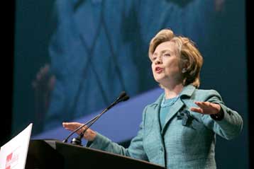 Τη Χίλαρι Κλίντον «βλέπει» ο Μπους ως υποψήφια των Δημοκρατικών για την προεδρία