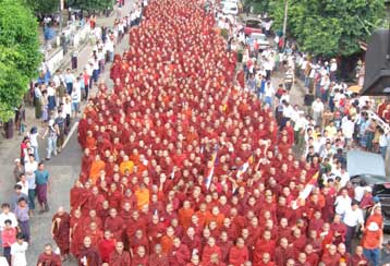 Να κατεβάσει το στρατό στους δρόμους απειλεί το καθεστώς της Μιανμάρ