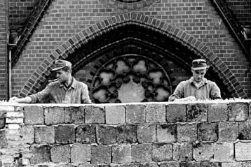 Χιλιάδες κατάσκοποι είχαν ενημερώσει τη Δυτική Γερμανία για την ανέγερση του Τείχους