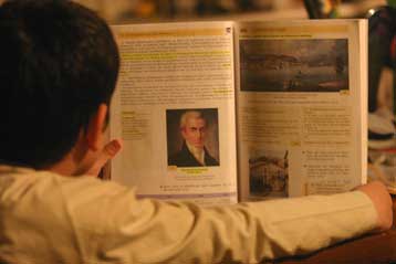 Βολές από την αντιπολίτευση, ικανοποίηση από την Εκκλησία για το τέλος του βιβλίου