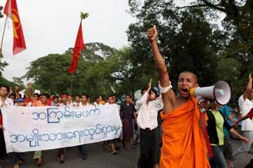 Η στρατιωτική χούντα παρατάσσει δυνάμεις στην πρωτεύουσα της Μιανμάρ