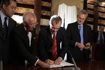 Υπογραφή συμφωνίας Ιταλίας – Μουσείου Γκετί με φόντο την Μάριον Τρου