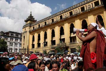 Με βία και δακρυγόνα αντιμετώπισε η αστυνομία της Μιανμάρ τους βουδιστές μοναχούς
