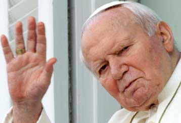 Κομμάτι από το άμφιο του Πάπα Ιωάννη Παύλου Β σπεύδουν να αγοράσουν οι Ιταλοί πιστοί