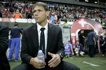 Ο Φαν Μπάστεν υποψήφιος για την Τσέλσι σύμφωνα με τη Sun