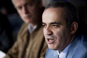 Απειλές κατά της ζωής του από Τσετσένους αξιωματούχους «καταγγέλλει» ο Γκάρι Κασπάροφ