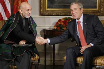 Ο Τζ.Ο.Μπους στηρίζει τον Χ.Καρζάι αλλά περιμένει απτά αποτελέσματα προόδου