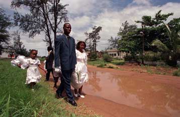Απίστευτες αιτιάσεις κατά των προφυλακτικών από καθολικό αρχιεπίσκοπο στη Μοζαμβίκη