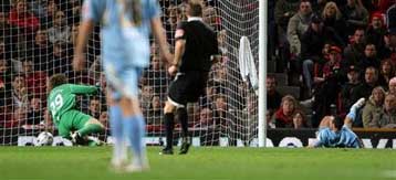 Ο Stelios έκοψε το εισιτήριο για την Μπόλτον, αποκλεισμός σοκ για τη Μάντσεστερ Γ.