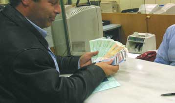 Για οικονομική ανάπτυξη με «πήλινα πόδια» και χωρίς μέλλον, μιλά η αντιπολίτευση