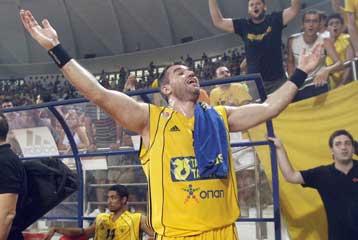 Ο «Ράμπο» αφήνει το… όπλο του και ο Σιγάλας κρεμάει τη φανέλα του