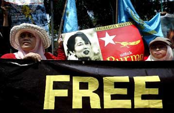 «Φίμωτρο» από τη χούντα της Μιανμάρ στους μοναχούς και τα μέσα ενημέρωσης