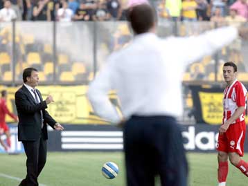 Για όλα φταίει το… γκαζόν, σύμφωνα με τον Τάκη Λεμονή