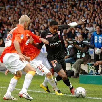 Κανένα πρόβλημα για τη Λιόν απέναντι στη Λανς