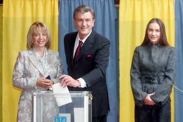 Ανοιξαν οι κάλπες για τις κρίσιμες πρόωρες εκλογές στην Ουκρανία