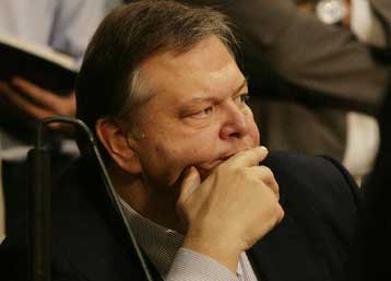 «Δεν κινδυνεύει η ενότητα του ΠΑΣΟΚ» λέει ο Ευ.Βενιζέλος με αιχμές κατά Γ.Παπανδρέου