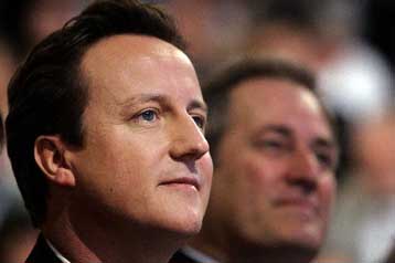 Κάλπες ζητούν οι Συντηρητικοί στη Βρετανία παρά την «τσουλήθρα» στις δημοσκοπήσεις