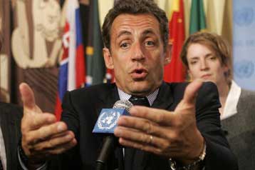 Σασπένς στη Γαλλία για μυστηριώδη ερωτική (;) επιστολή στα χέρια του Σαρκοζί