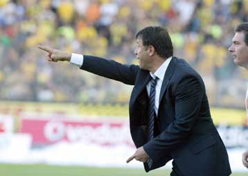 Το πάθημα να μάς γίνει μάθημα, ζήτησε ο Λεμονής από τους παίκτες του