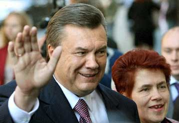 Ανατροπή στην Ουκρανία με υπερίσχυση Γιανούκοβιτς και υπόνοιες για νοθεία