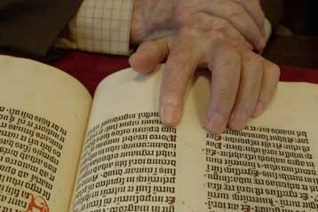 Ανδρα ύποπτο για κλοπές σπάνιων βιβλίων κρατούν οι ιταλικές Αρχές