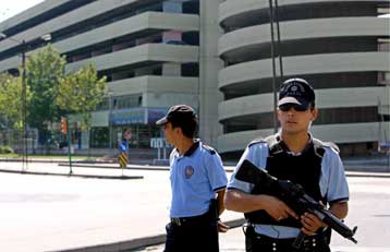 Ένας νεκρός από δύο εκρήξεις βομβών σε εμπορικό κέντρο της Σμύρνης