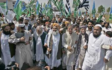 Διάδοχο στις Ένοπλες Δυνάμεις ορίζει ο Μουσαράφ – Παραιτούνται μαζικά βουλευτές