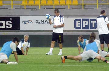 Πέταξε για Ισπανία ο Αρης με ευχή από τον Μπάγεβιτς για επίτευξη γκολ