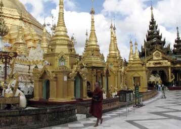 Μοναχοί εγκαταλείπουν την πρωτεύουσα της Μιανμάρ για να γλιτώσουν από τη χούντα