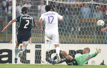 Ο Φαν Νίστελροϊ σκόραρε και ο Πάντεφ απαντούσε στο «Ολίμπικο»