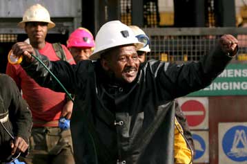 Μεγάλη επιχείρηση διάσωσης 3.200 εργαζομένων από χρυσωρυχείο της Ν.Αφρικής