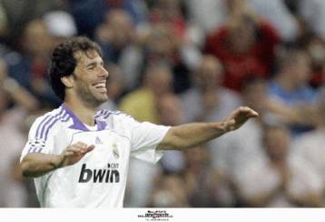 Ο Φαν Νίστελροϊ ένα γκολ πίσω από τον Ραούλ στους σκόρερ του Champions League